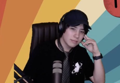 P4LMTREEDELIGHT's tweet photo. quackity’s face every time 
minx is on camera https://t.co/MHgGGyaS0U