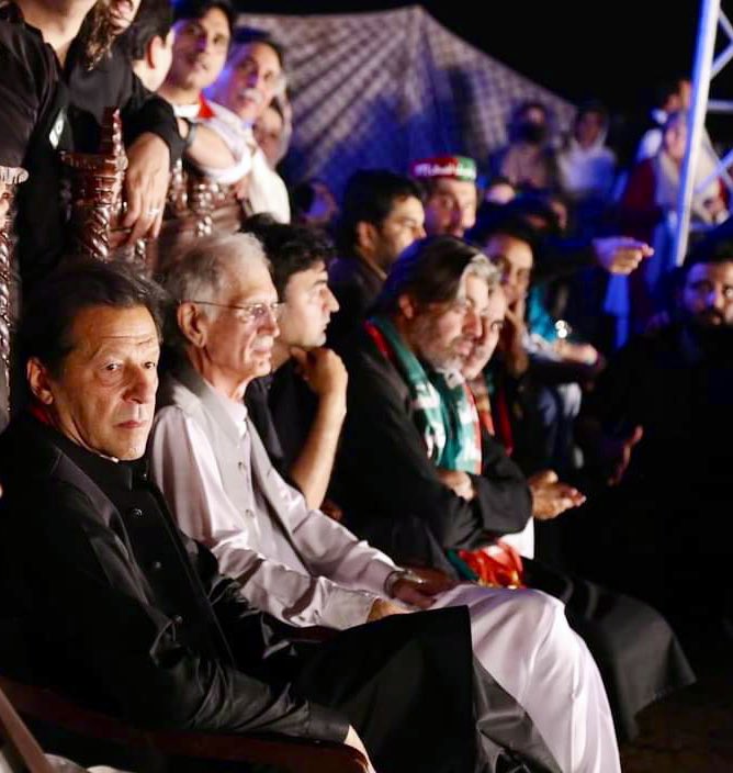 اس کا قصور یہ تھا کہ وہ ان جیسا نہیں تھا نہ ان جیسابن سکا۔
وہ ظلم و جبر و خودغرض سیاست میں اخلاص ودیانت کا اک تازہ ہوا کا جھونکا تھا
وہ کوئ اور تھا
کسی اور دنیا
کسی اور وقت کا مسافر تھا
شائد ہم اس کے قابل نہ تھے
وہ اپنی زات کیلئےنہیں اپنے ملک🇵🇰کیلئے لڑا
اس کو اکیلا نہ چھوڑیں گے !