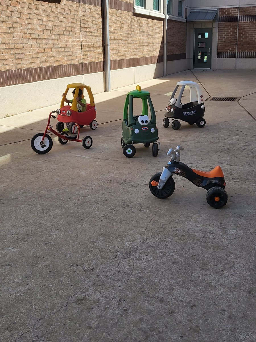 EriCruzLISD's tweet photo. ECE Field Day was a blast! We loved seeing our smallest learners engaging in outdoor play and exploration! @JPE_ELE   #PlainPride https://t.co/ET8Wg8eWjl