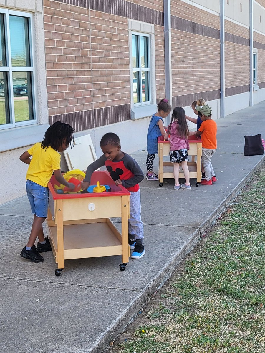 EriCruzLISD's tweet photo. ECE Field Day was a blast! We loved seeing our smallest learners engaging in outdoor play and exploration! @JPE_ELE   #PlainPride https://t.co/ET8Wg8eWjl