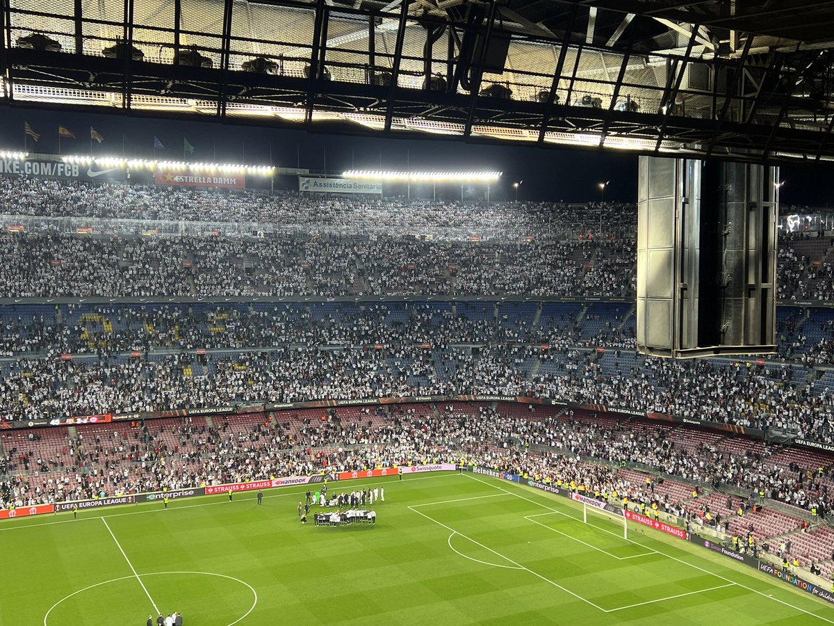 الكثير من جماهير فريق برشلونة باعوا تذاكرهم لجمهور فريق فرانكفورت الالماني في مباراة حاسمة على ملعب كامب نو .. هكذا كان المشهد نهاية المباراة👇🏻