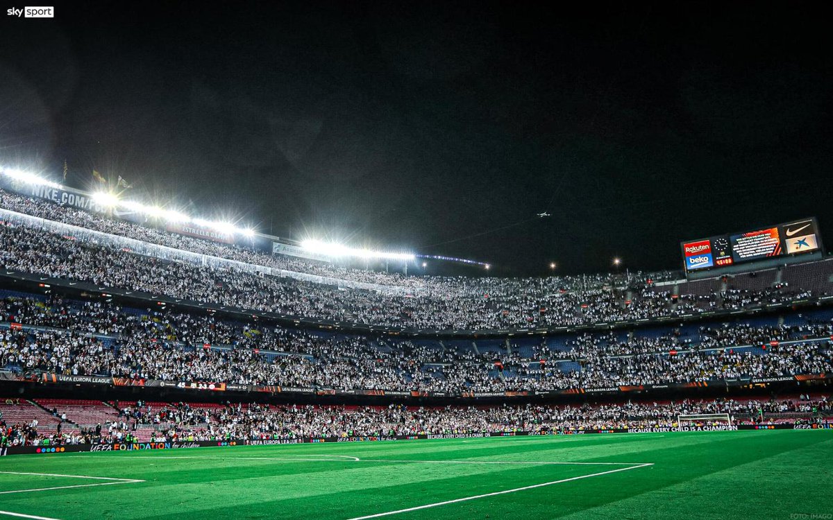 SkySportDE's tweet photo. Was für ein Bild! Hier wird nochmals deutlich wie viele Fans von Frankfurt wirklich im Camp Nou waren. Nach dem Schlusspfiff feiert die Mannschaft noch minutenlang mit den mitgereisten Anhängern. 💯👏

#UEL #FCBSGE https://t.co/n3wvyJqkI7