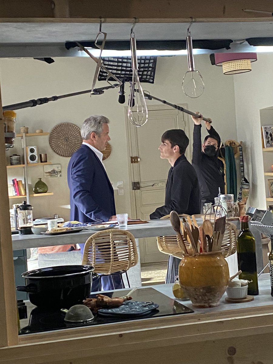 Fabricedeville_'s tweet photo. #Coulisses un travail en équipe sur le tournage de la série @UnSiGrandSoleil avec #MarionLallier réalisatrice et mes partenaires #MélanieMaudran #TéïloAzaïs #teamusgs #FranceTvStudio @Francetele @France2tv #MesPartenairesOntDuTalent https://t.co/EUtFW43q6K