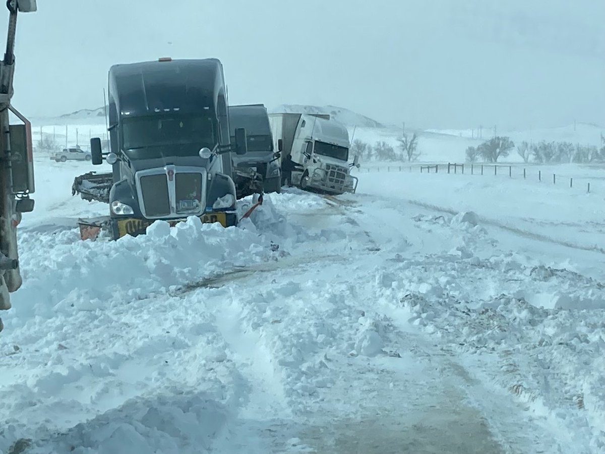 NorthDakotaDOT's tweet photo. ‼️I-94 will remain closed for the rest of the day.‼️ 
Listen, no one thinks it's going to be them getting stuck and causing valuable snow removal resources to be pulled away. Stay where you are. The less vehicles we're digging out, the faster we can open the roads. Let's do this! https://t.co/sb4La3soeu