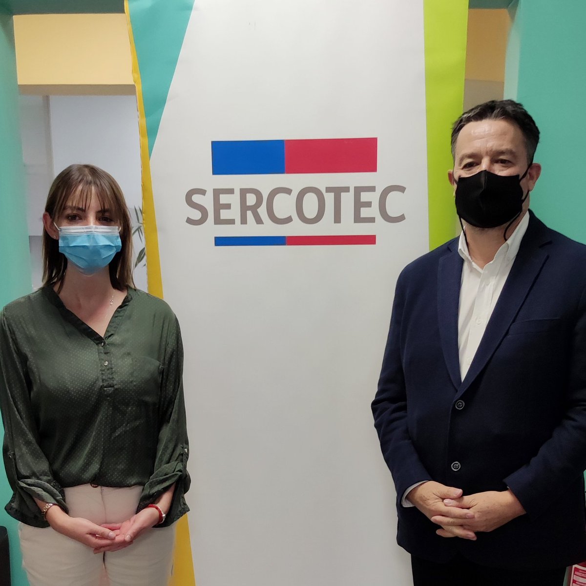 Economia_RM's tweet photo. Nuestro Seremi de Economía RM Cristián Rodríguez se reunió con la Directora Regional de @sercotecrm @CatenacciOlga, con el objetivo de trabajar en los desafíos que existen en la región, para llegar con el apoyo que necesitan las emprendedores en sus #pymes. https://t.co/BrSY3gYeaq