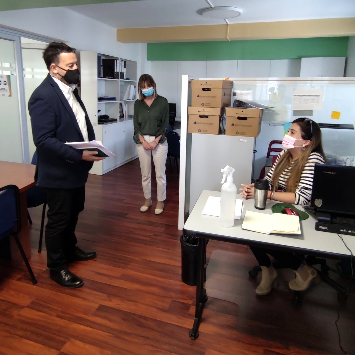 Economia_RM's tweet photo. Nuestro Seremi de Economía RM Cristián Rodríguez se reunió con la Directora Regional de @sercotecrm @CatenacciOlga, con el objetivo de trabajar en los desafíos que existen en la región, para llegar con el apoyo que necesitan las emprendedores en sus #pymes. https://t.co/BrSY3gYeaq