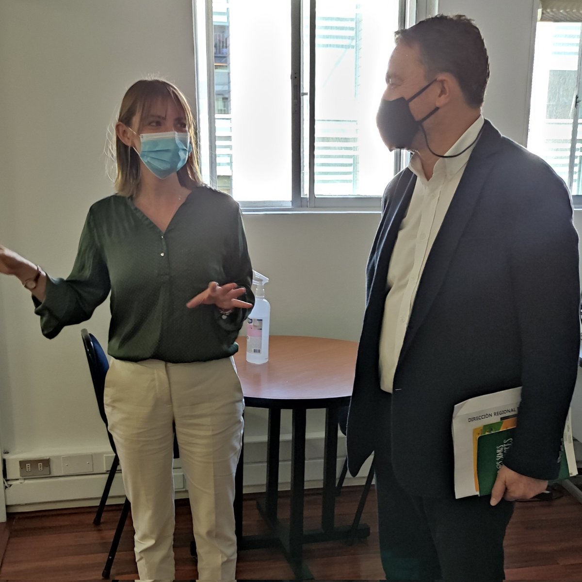 Economia_RM's tweet photo. Nuestro Seremi de Economía RM Cristián Rodríguez se reunió con la Directora Regional de @sercotecrm @CatenacciOlga, con el objetivo de trabajar en los desafíos que existen en la región, para llegar con el apoyo que necesitan las emprendedores en sus #pymes. https://t.co/BrSY3gYeaq