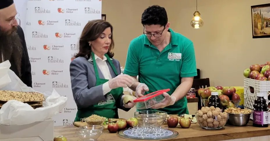 Masbia's tweet photo. The #CharosetDrive to #FeedTheNeedy was join by @GovKathyHochul.
She handed out #Kosher for #Passover food for the #Seder and made #Charoset with @Ruben_DDiaz at #Masbia of #Queens
20,000 families helped this Passover with the help of @DoorDash doing thousands of #Food deliveries https://t.co/IfUvV91hgs