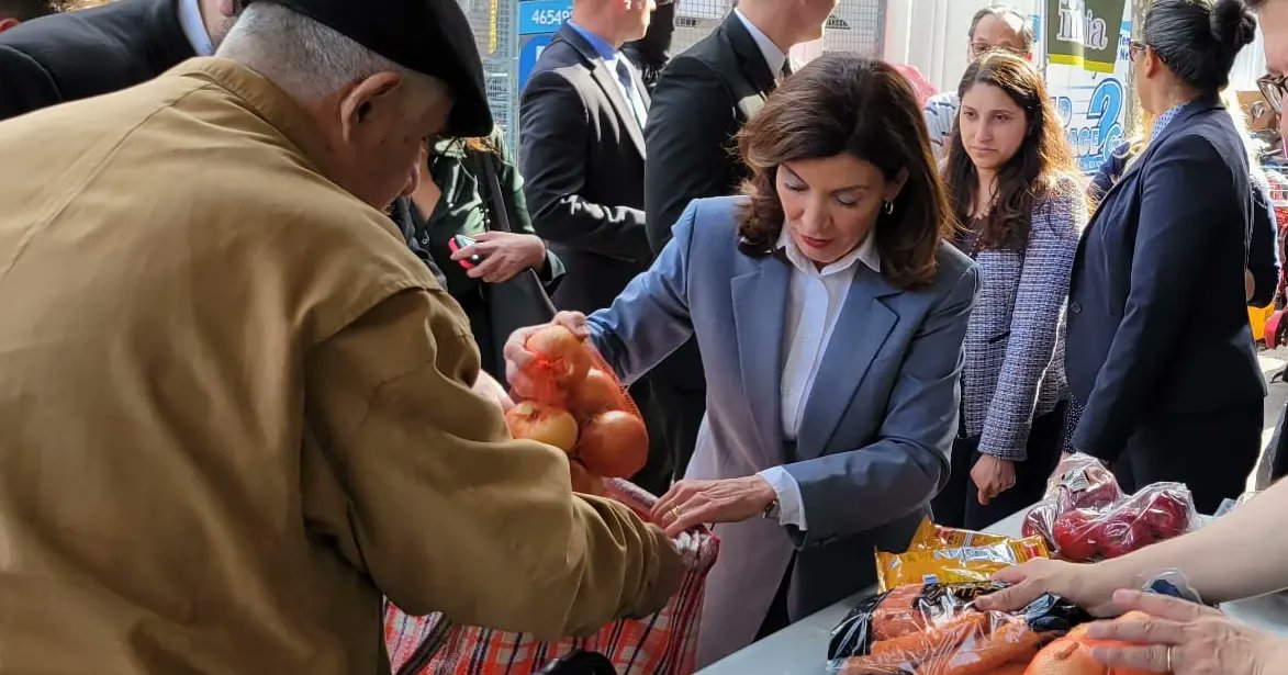 Masbia's tweet photo. The #CharosetDrive to #FeedTheNeedy was join by @GovKathyHochul.
She handed out #Kosher for #Passover food for the #Seder and made #Charoset with @Ruben_DDiaz at #Masbia of #Queens
20,000 families helped this Passover with the help of @DoorDash doing thousands of #Food deliveries https://t.co/IfUvV91hgs