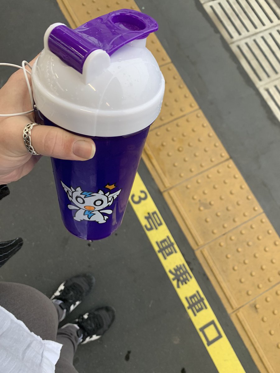 efrazier2119's tweet photo. Let’s goooo it’s Friday gamers!!! Starting the day off right with @JUICDenergy #bluespark love it!!! See you lovelies tonight for some Ghostwire Tokyo!!!! https://t.co/0tqITNmMVP