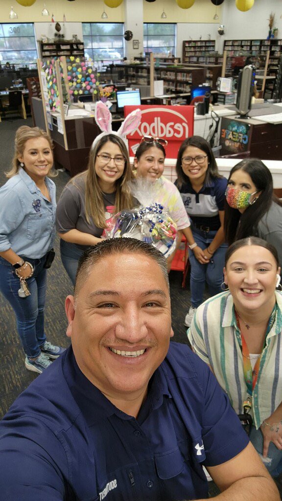Happy National Librarian month to PSJA Southwest ECHS Javelina librarian Ms. Laura Quiroz-Torres. PSJA Southwest principal Mr.Nicanor and his administrative team provided an appreciation goodie basket to her on her special month! #PSJASWProud #PSJAISDProud #PSJAISD