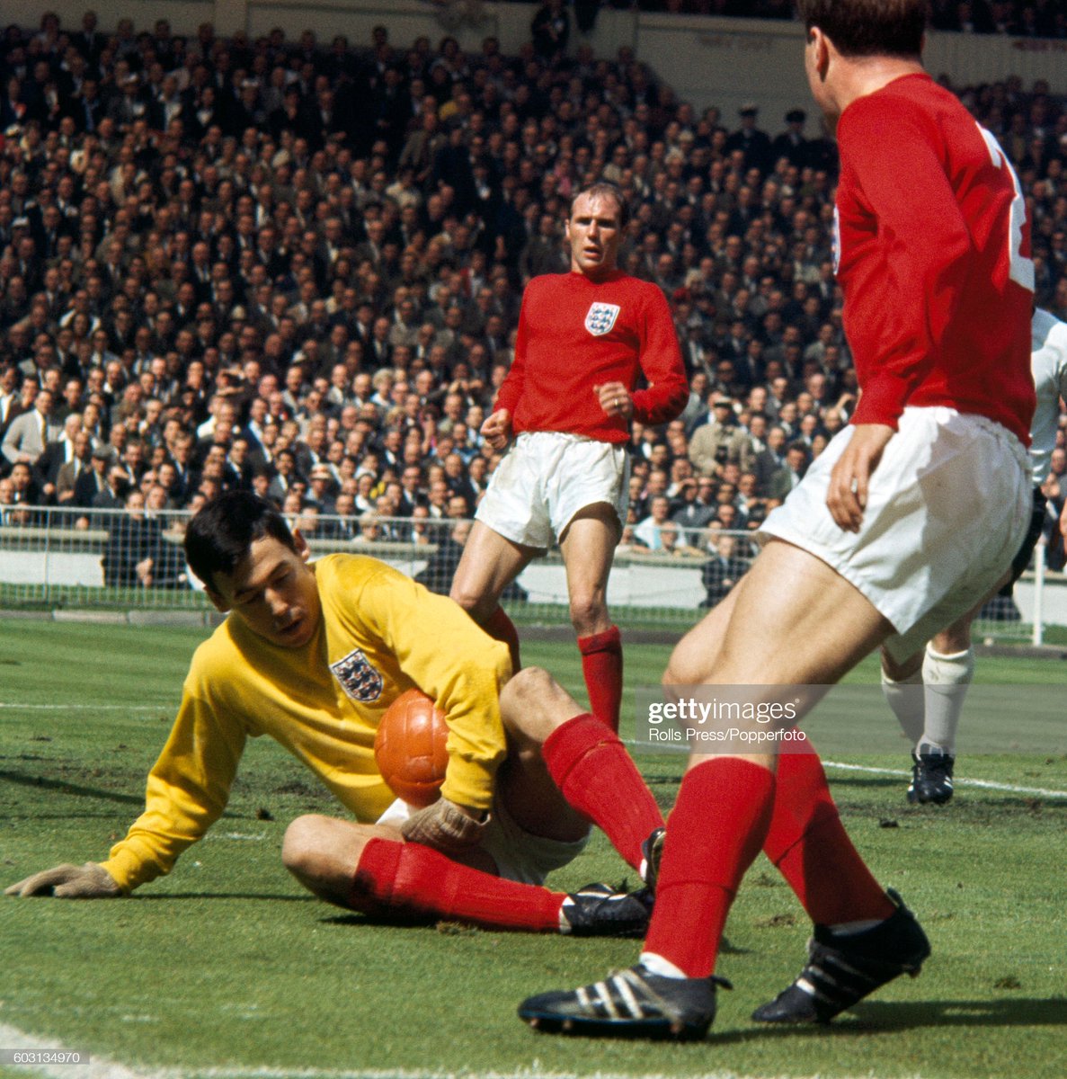 CopaLendas's tweet photo. Gordon Banks, Inglaterra 🏴󠁧󠁢󠁥󠁮󠁧󠁿.
Copa do Mundo de 1966, Inglaterra.
Campeão Mundial.
3 gols sofridos, 6 jogos.
#banks #england #worldcup1966 #copa1966 #fifa #champion #legend #banksy #englishteam #thethreelions #fa #wembleystadium #eng #julesrimet #gordonbanks #qatar2022 https://t.co/5TuNCuENCK