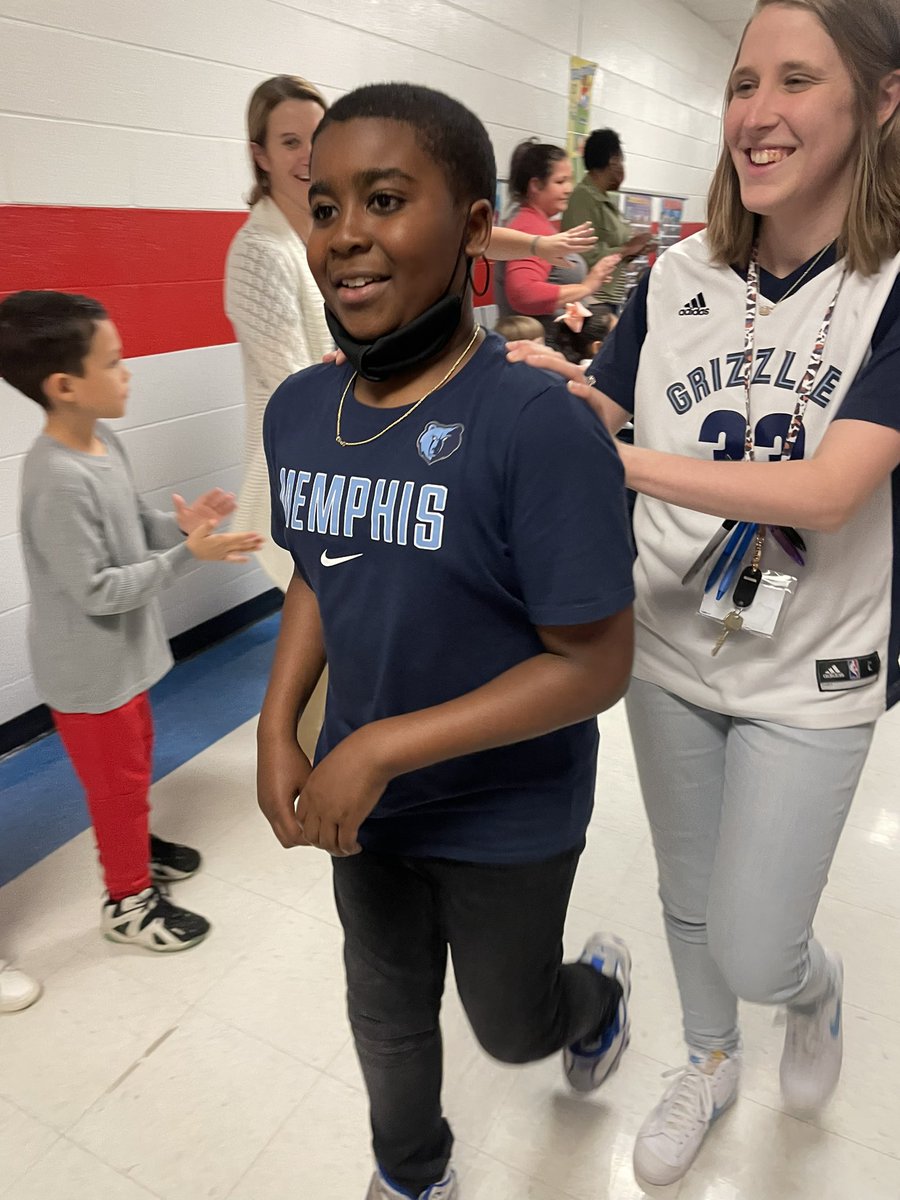 RES_Redbirds's tweet photo. Our students are ready to Slam Dunk the test next week! Special thank you to our kinders and first graders for cheering on our students for Monday. #WeBelieve #TnReady #GrizzliesDay #ShootforSuccess #RESWeALLfly https://t.co/IAZTiw2k5D