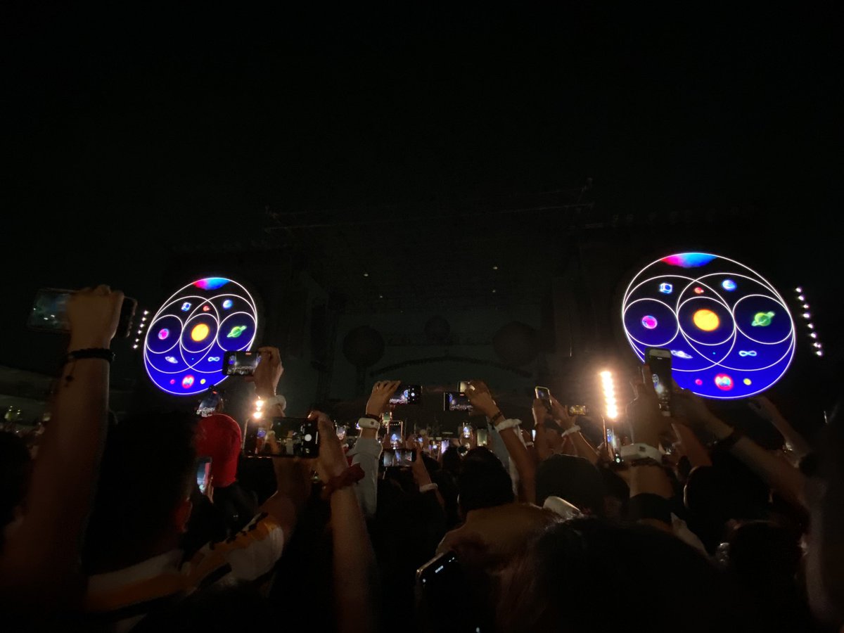 suuugy42's tweet photo. 03 abr 22, primer segunda noche más feliz de mi vida. 💛 #MOTStour #ColdplayMexicoCity https://t.co/xsn8xQdCaq