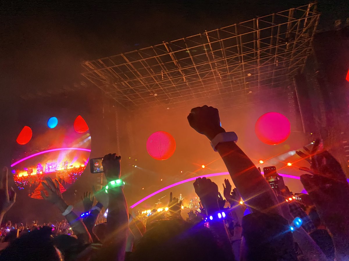 suuugy42's tweet photo. 03 abr 22, primer segunda noche más feliz de mi vida. 💛 #MOTStour #ColdplayMexicoCity https://t.co/xsn8xQdCaq
