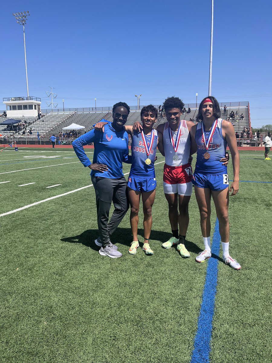 RachelleW1908's tweet photo. Day 2 District 8-6A Area Qualifiers 
Congratulations to these 3 young men for sweeping the varsity boys 800! Jeremiah🥇Alex🥈Angel🥉
#SamSideSamPride🔴🔵
#EastSidePride
#SHHSTrackLife🏃‍♂️
#StateBound🏆 https://t.co/lEg3w7LGFS