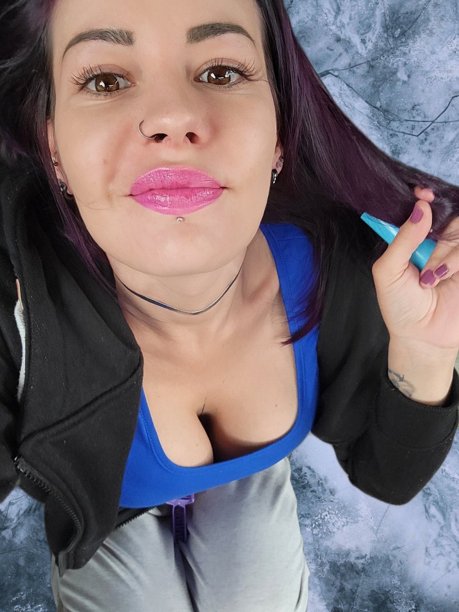 AliceSm34395168's tweet photo. I love meeting new people in cam shows I do!! I meet such interesting people!! :) https://t.co/ClfQC0OLul
