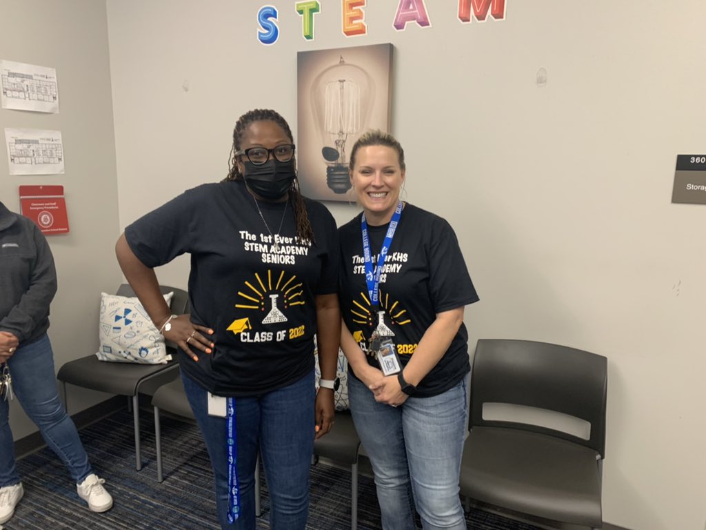 BeckyZalesnik's tweet image. Two of my favorite, behind the scenes @GEARUP_SISD people.  😁😁They make things happen for our students in @sheldonisd &amp;amp; @KHSPanthers. #WeGoWayBack 👊👊