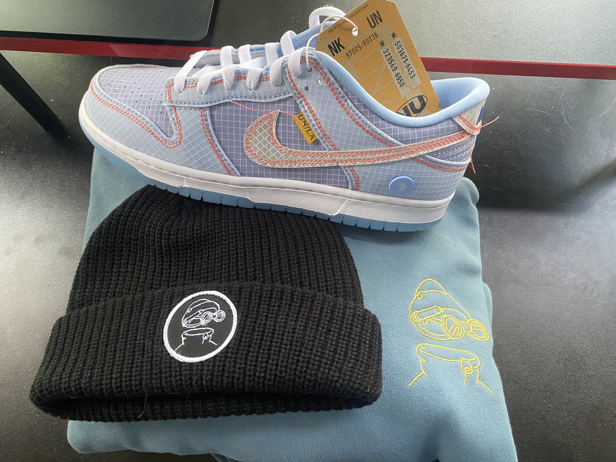 SalmonToast4100's tweet photo. Look at what just came in the mail, what a great way to get the weekend started off early! The quality stitching on the hoodie/beanie is insane! Got my fit ready, just need a colder day to bring it to life! #InvisibleFriends #BlueCapGang @InvsbleFriends @MotionMarkus @coinbilly https://t.co/7aHn1oNac7