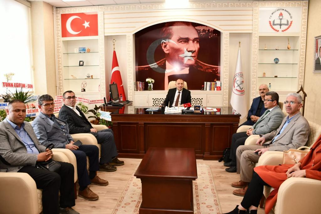 NafizArafatTani's tweet photo. Kırıkkale İl Milli Eğitim Müdürü olarak göreve başlayan Hayatı Telefoncu müdürümüze okul / kurum müdürlerimiz ve ilçe milli eğitim personellerimizle birlikte hayırlı olsun ziyaretinde bulunduk. Müdürümüze nazik ev sahipliğinden, ilgi ve alakalarından dolayı teşekkür ederiz. https://t.co/Qjse8LCXfi