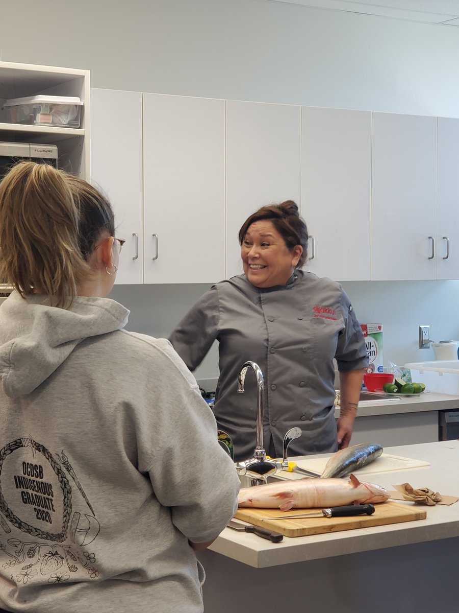 TaraVatNAC's tweet image. @siilaflaherty led our @DalNursing #NACnursing students through the cleaning and prep of char to make ceviche today as part of our #IndigenousDiets unit of #Biochemistry. Best way to end a term and class. ❤🎣 #grateful and just plain full!! So much snacking! ♡
