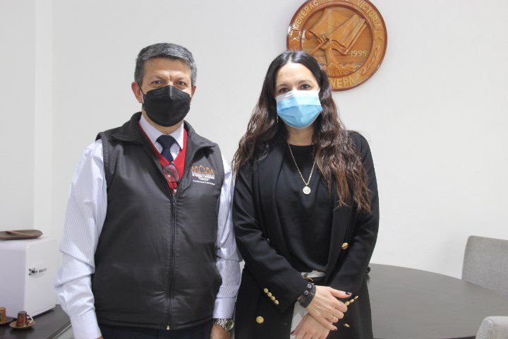 EduSuperiorEc's tweet photo. Hoy la subsecretaria @amontalvoch recorrió el Instituto @SuperiorYavirac, en donde se reunió con su rector, Iván Borja, para conocer de cerca los proyectos académicos implementados; además, dialogó con los docentes y estudiantes de la carrera de Arte Culinario Ecuatoriano. https://t.co/yUL1ycw2sg