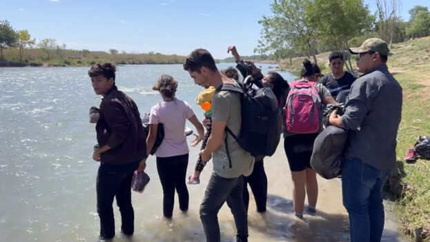 14ymedio's tweet photo. #Policías mexicanos #detectan a los #cubanos por 'los tenis' y les #cobran para llegar al #río Bravo 👉Pasan en promedio más de 300 cubanos al día desde Acuña y Piedras Negras, en México, a Texas, Estados Unidos, confirma un socorrista https://t.co/1J4KFvwWBY https://t.co/KwdUnvDE6Z