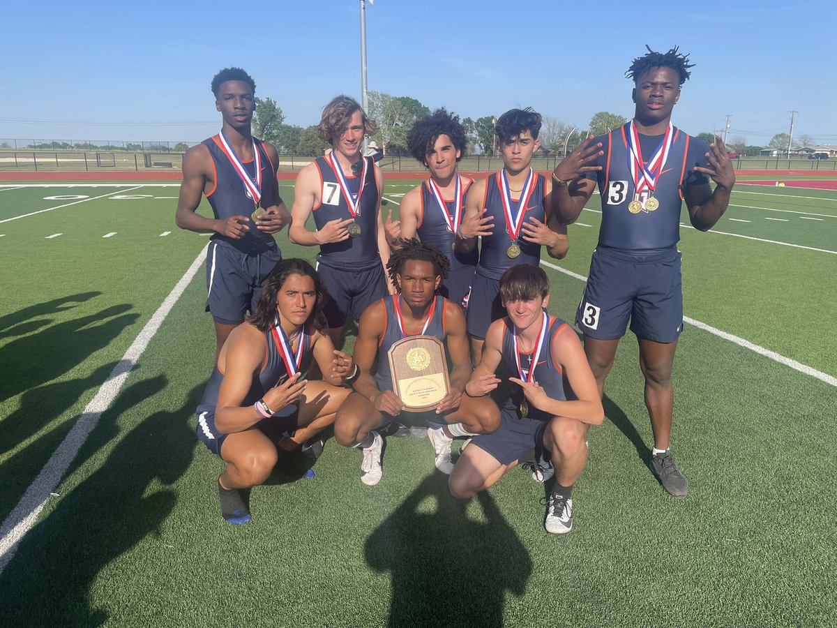 JV Boys and Varsity Boys both take 1st in the 4x200m Relay. Varsity advances to area with a time of 1:28.73
