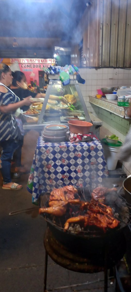 Esas mujeres de la cocina del Mercado Roberto Huembes nos esperan con el Arroz con Gaspar, Sopa de mariscos, Pescado Frito, Pinol de Iguana. Apoyemoslas a mujeres penconas, trabajan 24/7. #VeranoAmorAlegria <a href="/GildaNika/">🅶🅸🅻🅳🅰 🔴⚫</a> <a href="/BabySandinista/">❤️🖤La Baby Sandinista💅❤️🖤</a> <a href="/guerreradelsur7/">Tani Kbzas❤🖤🇳🇮</a>