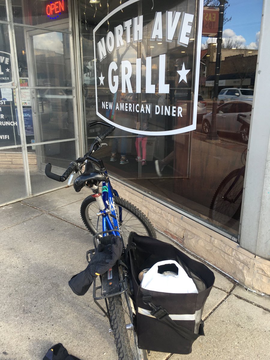 DavidLange3's tweet photo. North Avenue Grill: because you can’t eat ⁦@FFSpringRolls⁩ every day…right? Happy #Milwaukee day! #414bikelife #30daysofbiking https://t.co/Bgs8MxHtqZ