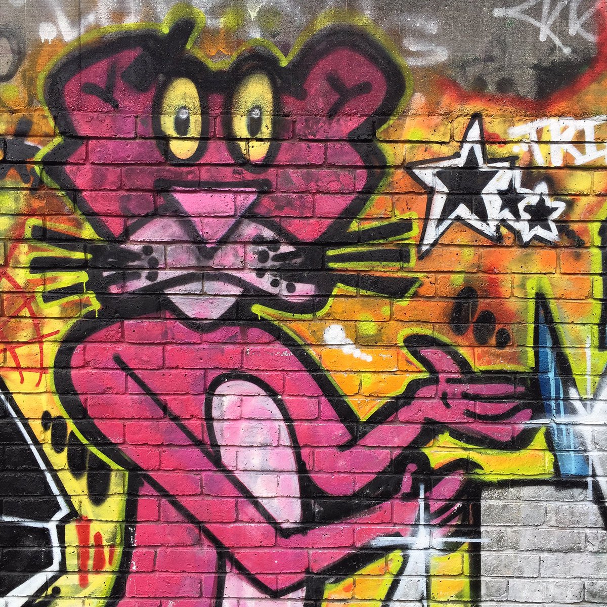 “Well he’s the one and only Truly Original panther pink from head to toe 🎶” #LondonWalking #PinkPanther #RegentsCanal #StreetArt
