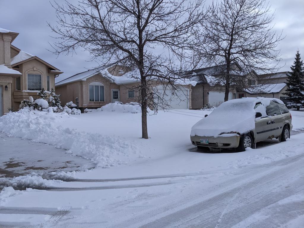 wxdog's tweet photo. Winnipeg last year, April 14, 2021. How soon we forget. #mbstorm #Blizzard #snow #SpringInManitoba https://t.co/7JuXQZLEfq