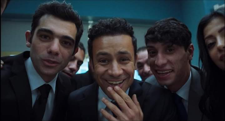 FactFlow1's tweet image. لما أصحابك يشوفوك ماشي مع بنت