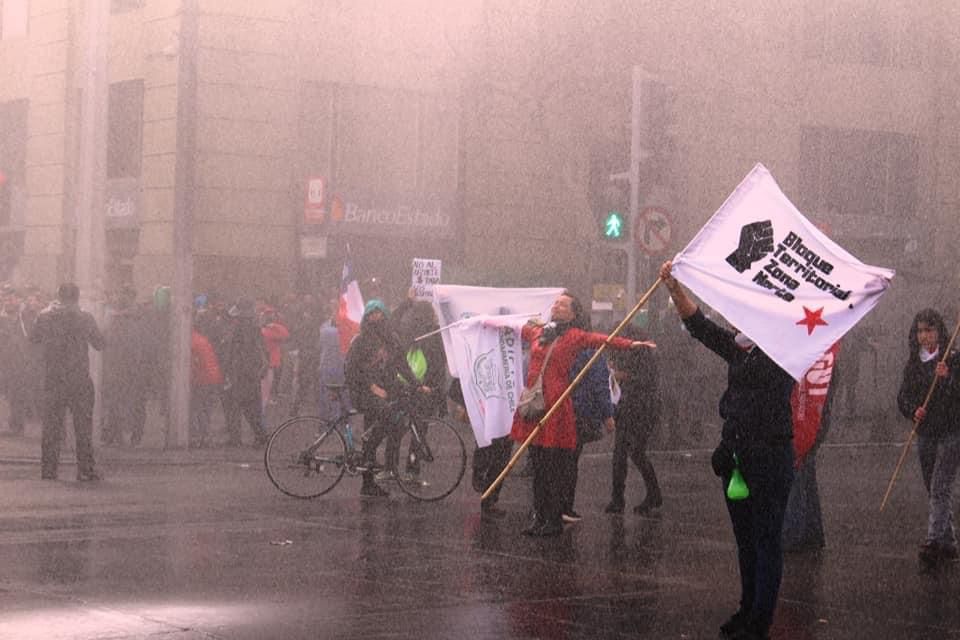 anef_n_chile's tweet photo. Como dirigentes y dirigentas de Anef hemos estado siempre en terreno, defendiendo los derechos de los trabajadoras/es y la atención ciudadana, que tuvieron sus momentos más críticos durante el estallido social del 18 O y desde los inicios de la Pandemia #eleccionesanef2022 #anef https://t.co/QsbKgpAMHC