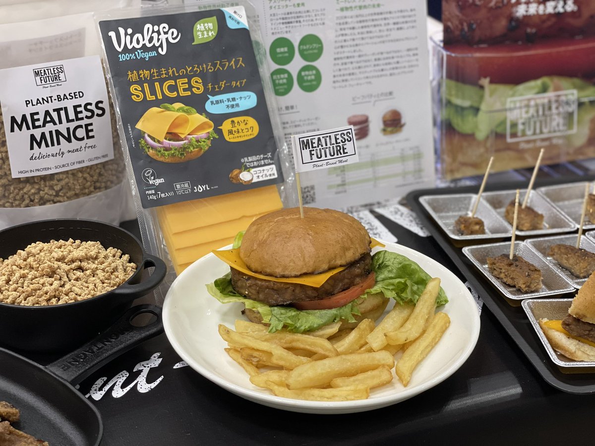 ファベックス2022 最終日！
Violife のチーズを全粒粉のバンズに合わせて、サンプリングしてます😆🍔🤟

#プラントベース　#植物性代替品　#ファベックス2022