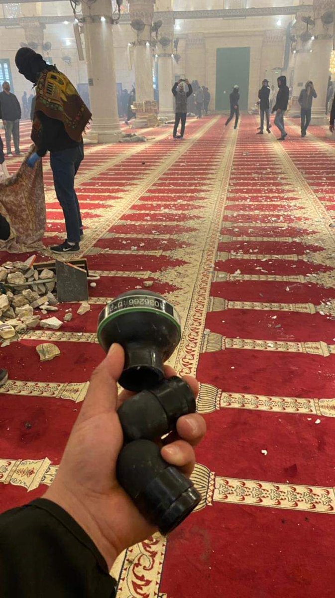 ShehabAgency's tweet photo. آثار الرصاص والقنابل التي أطلقتها قوات الاحتلال تجاه المعتكفين المحاصرين  داخل المصلى القبلي بالمسجد الأقصى المبارك https://t.co/eMiJH9Bz1y