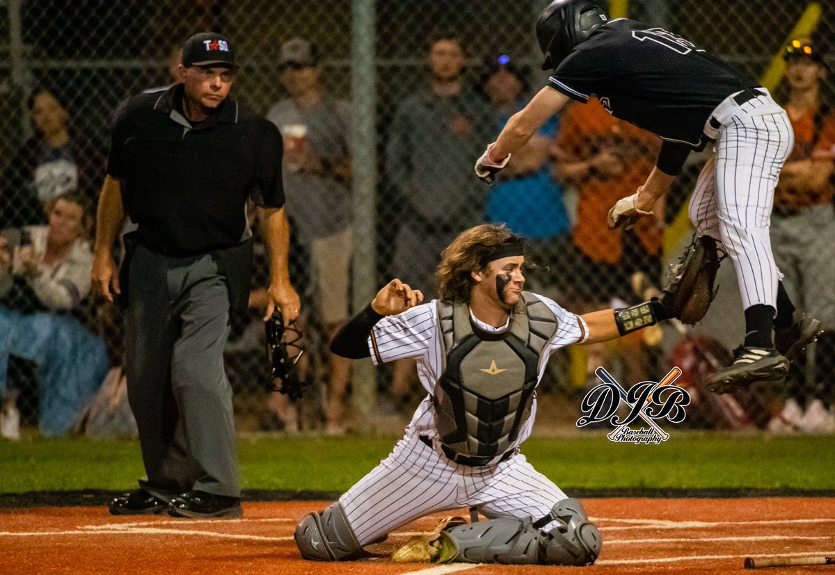 DonaldJBoyles's tweet photo. Key Moment between @WWoodBaseball and Vandegrift Vipers game, Vipers had stretched the lead to 7-4 in the 5th inning but @jeff_hebert6 guns down the runner at home with @jmbrinson_28 applying the tag on the play https://t.co/pj7X98eAk4