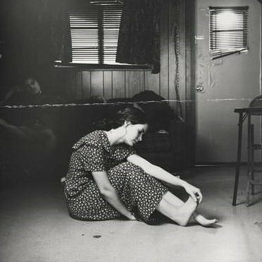 missspaulson's tweet photo. omggg?? i have never seen this photo of sarah paulson??? https://t.co/EXPLBMmGdu