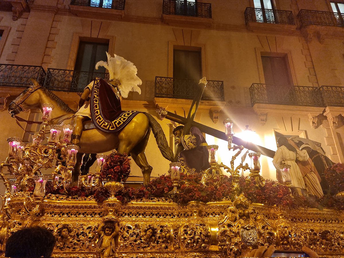 Foto_Cofrade's tweet photo. La que has formado en campana .. @Stmo_TresCaidas @HDADTRIANA @pasiondesevilla @LaPasion7TV #SSantaSevilla2022 #MadrugaSevilla https://t.co/UHaTBFThaO