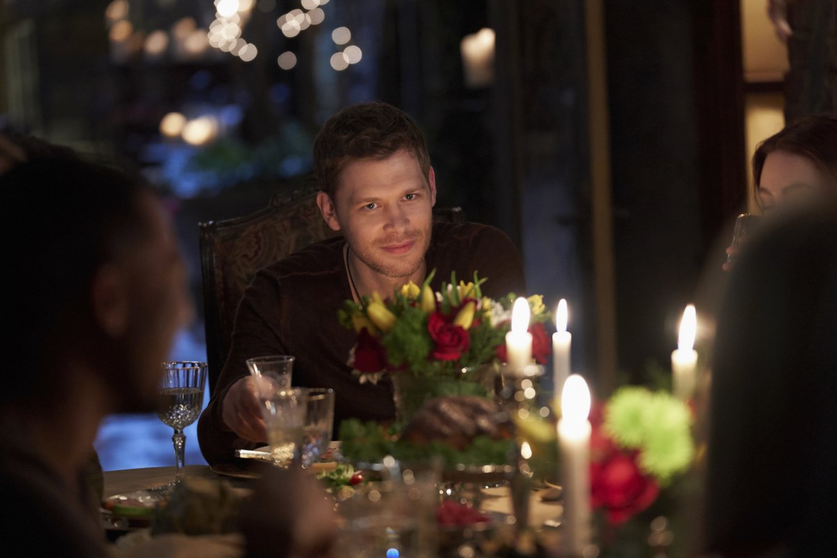 feuenfeu's tweet photo. cant believe the vampire diaries universe ended here! hope mikaelson stayed in NOLA and was homeschooled! https://t.co/KL4QuH1lUL