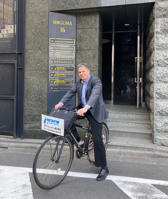 Netafimjapan's tweet image. 4月22日の「アースデイ」に合わせて、ネタフィムジャパンの「二酸化炭素排出削減」を目指す#UsingLess な取り組みをご紹介。代表取締役は、二酸化炭素を排出せず、電気も使わない自転車で通勤しています。日々の通勤で、少しずつ未来へのアクションを！
#農業 #アースデイ #UsingLessDoingMore