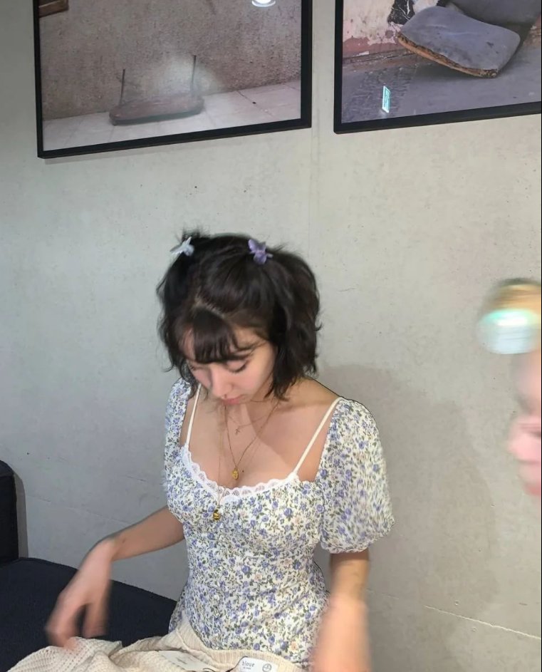 howsithuanging's tweet photo. chan sent me candids he took pf me at the house :( he's so cute https://t.co/xB5S1rxcSf