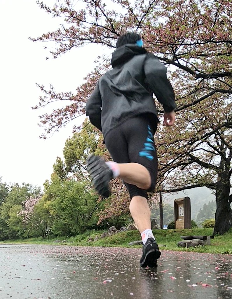 murdar_s's tweet photo. 雨です☔
さようなら桜🌸
#CloudWaterproof #On #OnFriends
#garmin #beatyesterday https://t.co/5sIWWxy3Iq
