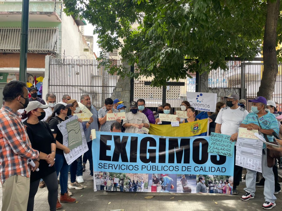 LuisCarlos's tweet photo. Hoy, gracias a @_Provea y @DiannetBlanco23, estuve en un viacrucis con la comunidad de El Cementerio, en el que cada parada sirvió para hablar de servicios básicos y derechos humanos.
Me tocó la parada XIII, frente a la iglesia La Milagrosa: Libertad de expresión e Internet. https://t.co/Ovbr97lzAw