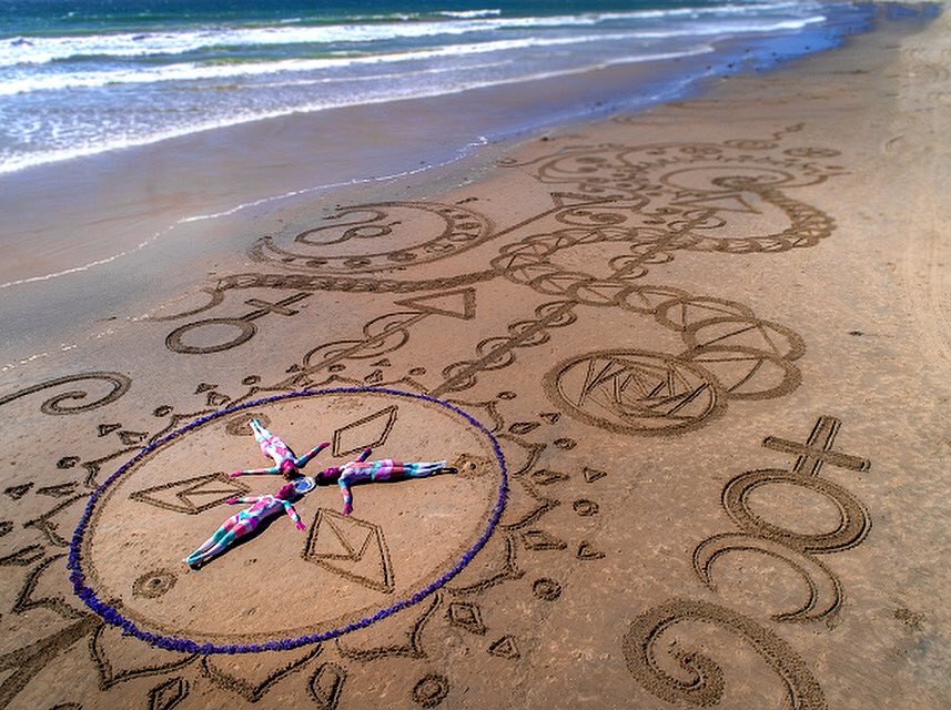 420Florist's tweet photo. Always funny how people interact with my ephemeral sand art. I love the look of confusion.🤪
#ephemeral #ephemeralart #beachmandala #sandart #sandiego #pacificbeach #missionbeach #cropcircles #summoningaliens #Cancers #cancerseason #bodypaint #beachbum #beachart #ArtistOnTwitter https://t.co/mOWFloAtQf