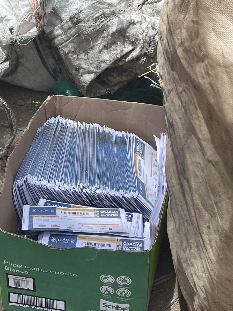 CariAby's tweet photo. @ContraloriaLeon alguien no hizo su trabajo, me encontré estos prediales con un pepenador👀👀 https://t.co/4zte09K6an