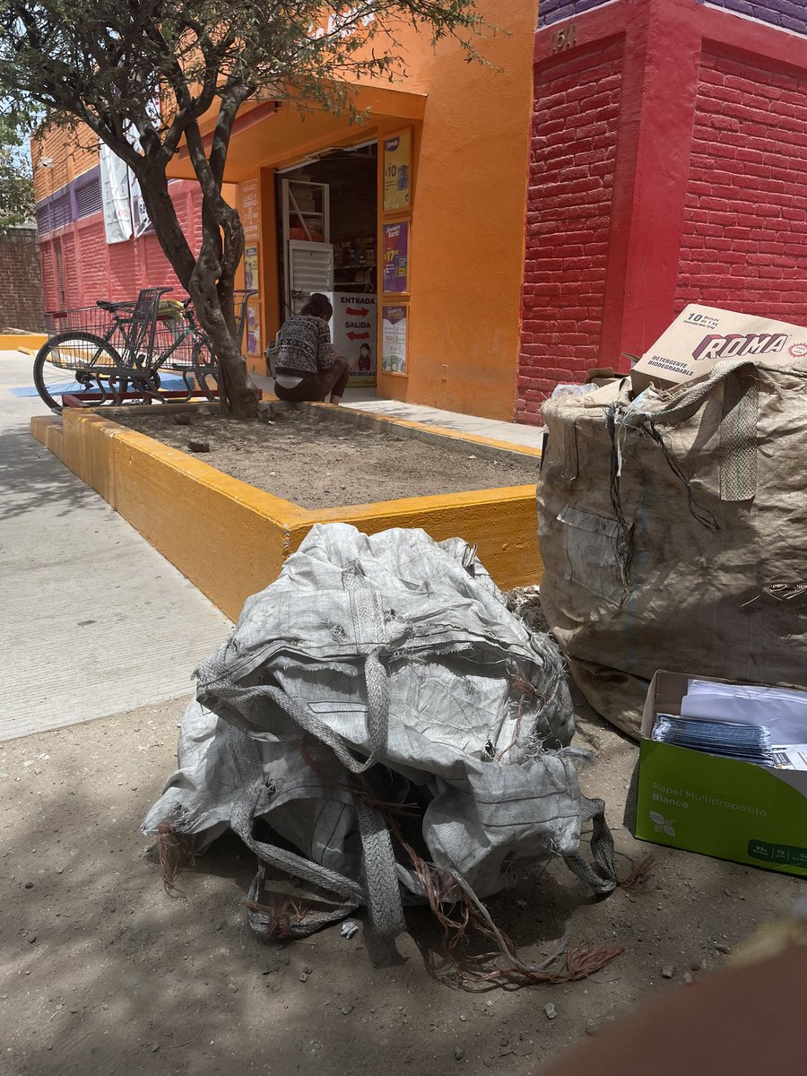 CariAby's tweet photo. @atencionaleon alguien no hizo su trabajo, me encontré estos prediales que al parecer no llegaron a su destino, los tenía un pepenador👀👀 https://t.co/cMfv7ftiYg