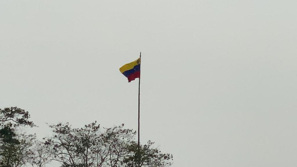 dhernandezlarez's tweet photo. La bandera mirandina tricolor que un día conoció y acompañó a Bolívar por la América Meridional, sigue ondeando Libre, Soberana e Independiente en  nuestras fronteras, sostenida por los brazos de acero de los soldados del pueblo soberano! https://t.co/9mEQCzjkmA