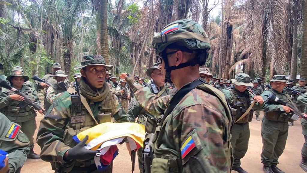 dhernandezlarez's tweet photo. La bandera mirandina tricolor que un día conoció y acompañó a Bolívar por la América Meridional, sigue ondeando Libre, Soberana e Independiente en  nuestras fronteras, sostenida por los brazos de acero de los soldados del pueblo soberano! https://t.co/9mEQCzjkmA