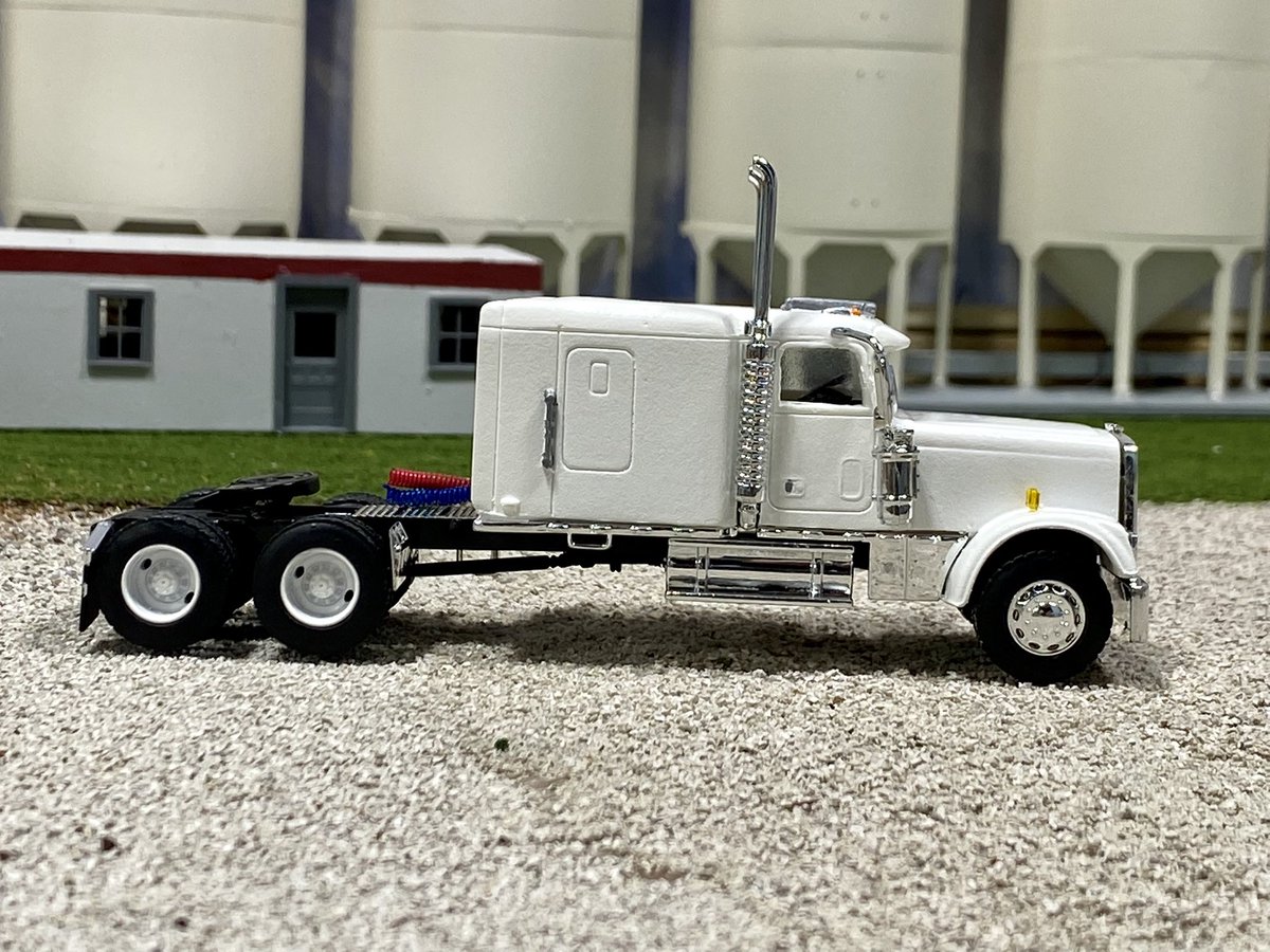 mthrfckrjones57's tweet photo. Having a “snow day” today meant I was able to wrap up a 1/64 scale Freightliner for @_GMunholland. Tried my hardest to make this as accurate of a replica as possible with aluminum oval steers and 2 hole steel drives. #diecasthobby https://t.co/EKicjLKc6t